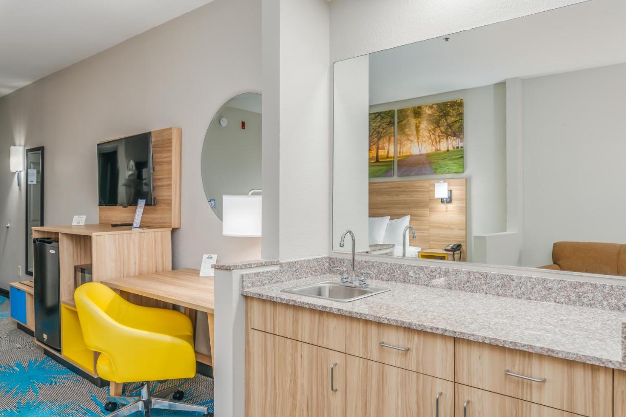 King Suite - Non-Smoking at Days Inn & Suites by Wyndham Prattville-Montgomery