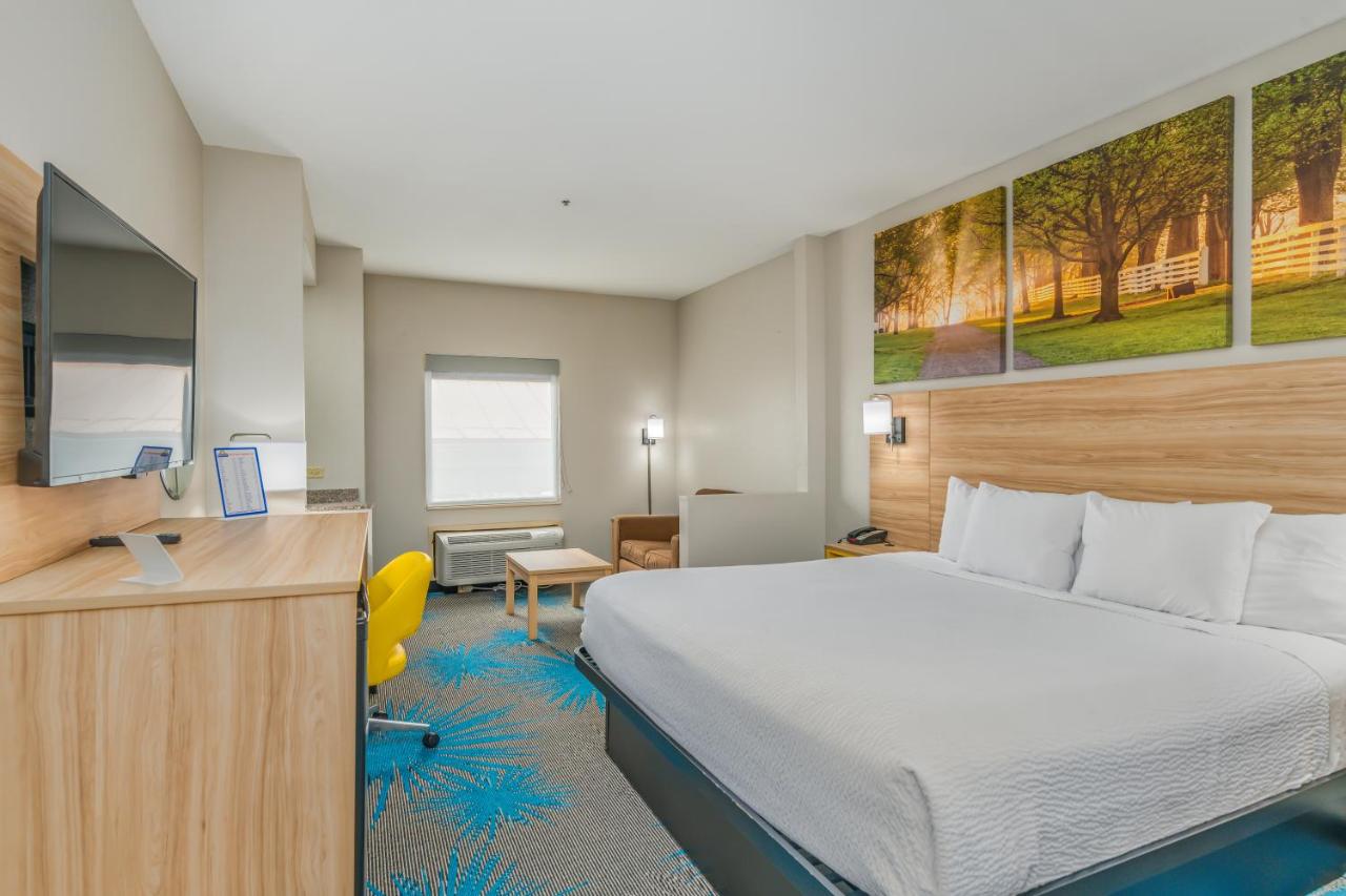 King Suite - Non-Smoking at Days Inn & Suites by Wyndham Prattville-Montgomery
