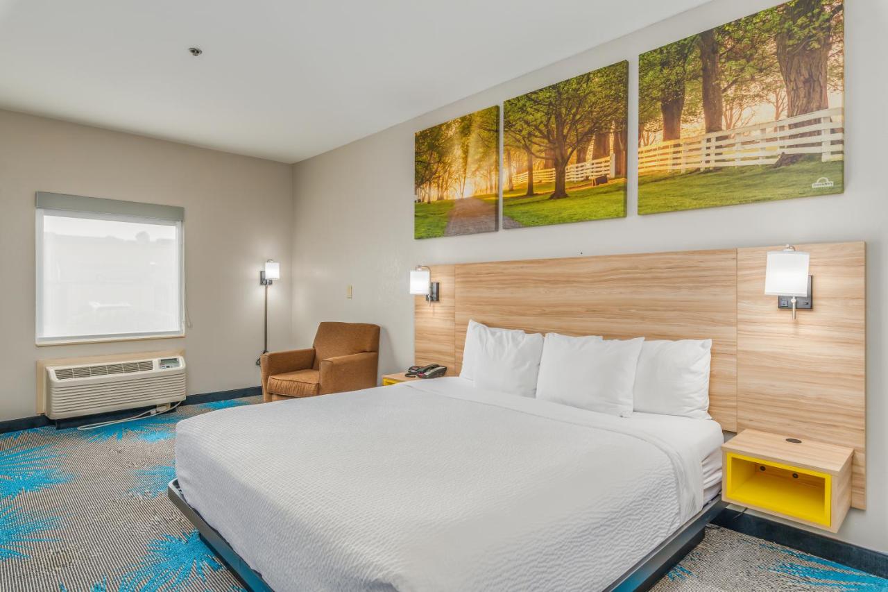 King Room - Disability Access/Non-Smoking at Days Inn & Suites by Wyndham Prattville-Montgomery