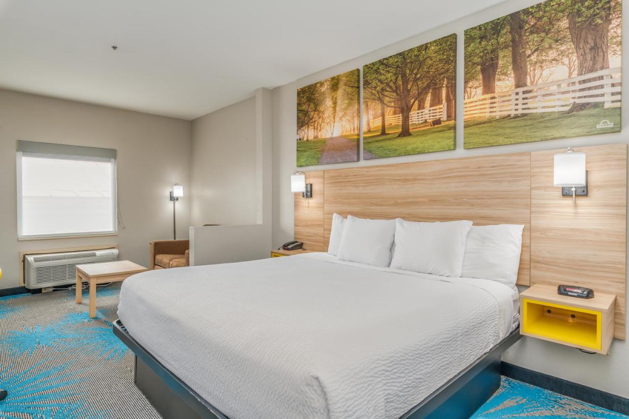 King Suite - Non-Smoking at Days Inn & Suites by Wyndham Prattville-Montgomery