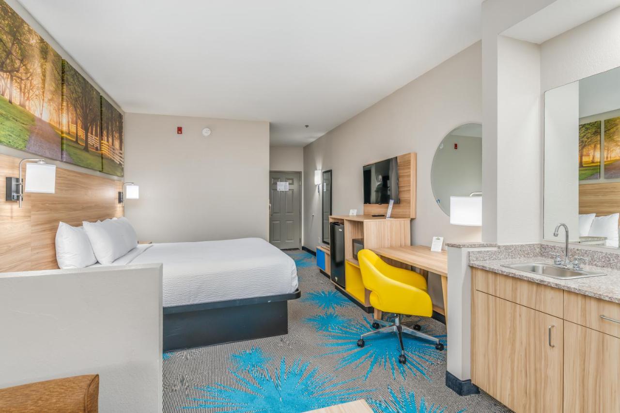 King Suite - Non-Smoking at Days Inn & Suites by Wyndham Prattville-Montgomery