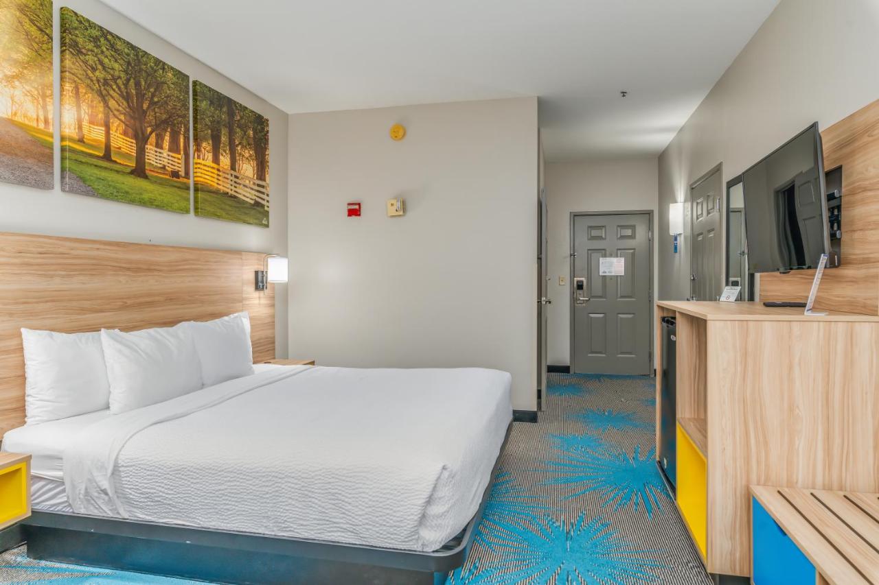 King Room - Disability Access/Non-Smoking at Days Inn & Suites by Wyndham Prattville-Montgomery