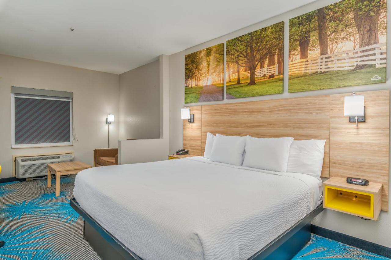 King Suite - Non-Smoking at Days Inn & Suites by Wyndham Prattville-Montgomery