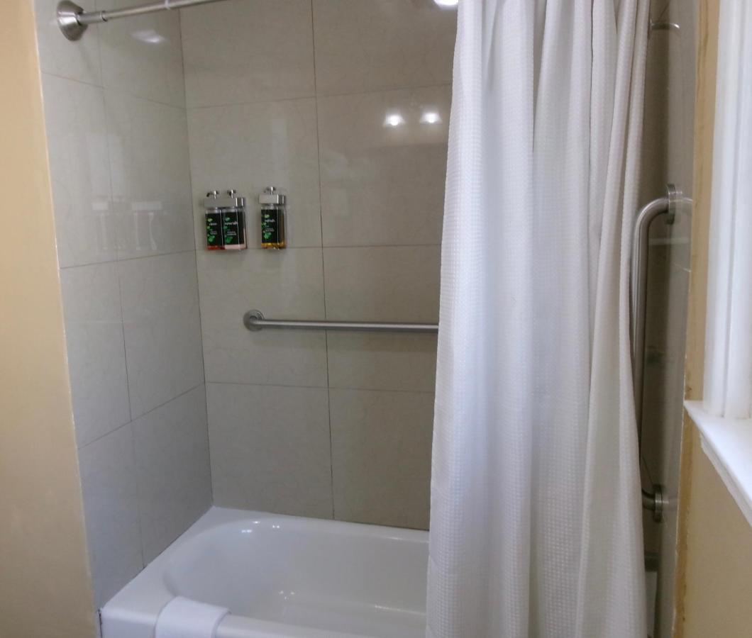 | Carmel Wayfarer Inn