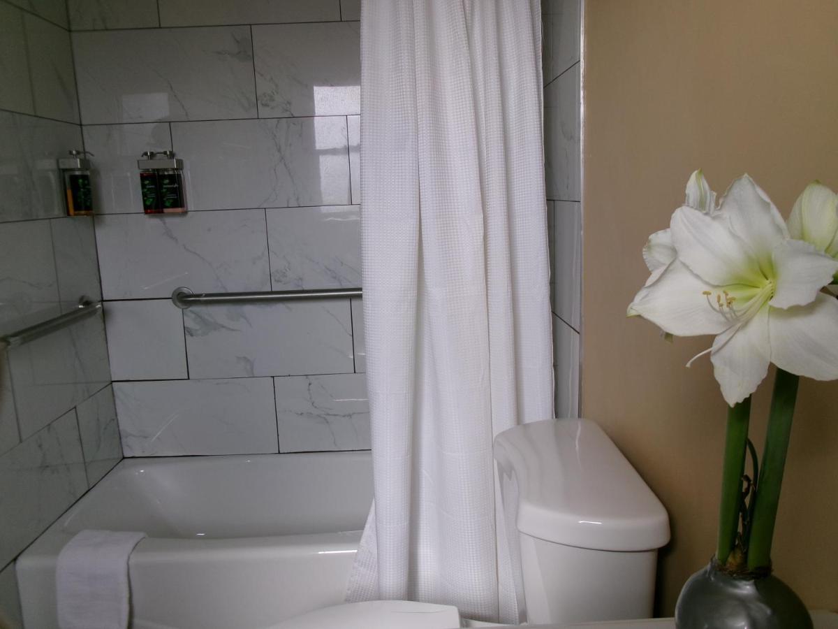 | Carmel Wayfarer Inn