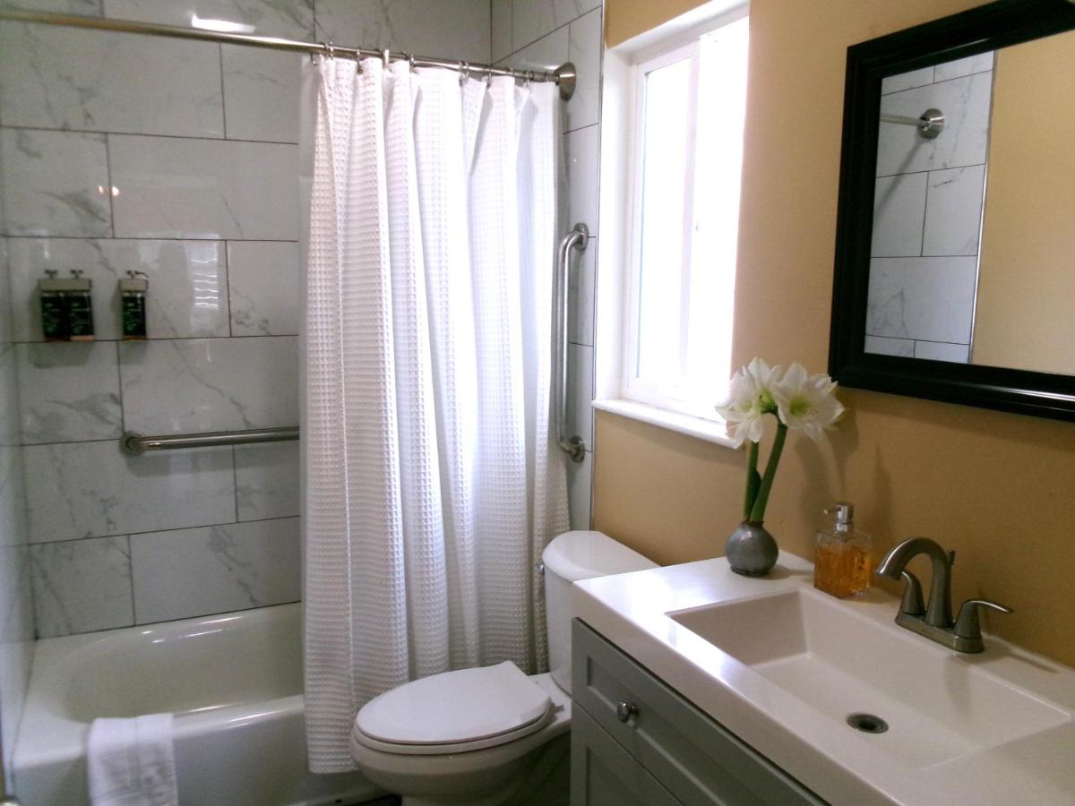 | Carmel Wayfarer Inn