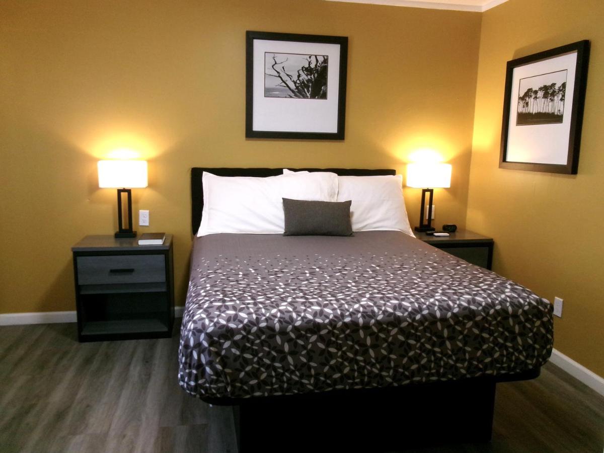 | Carmel Wayfarer Inn