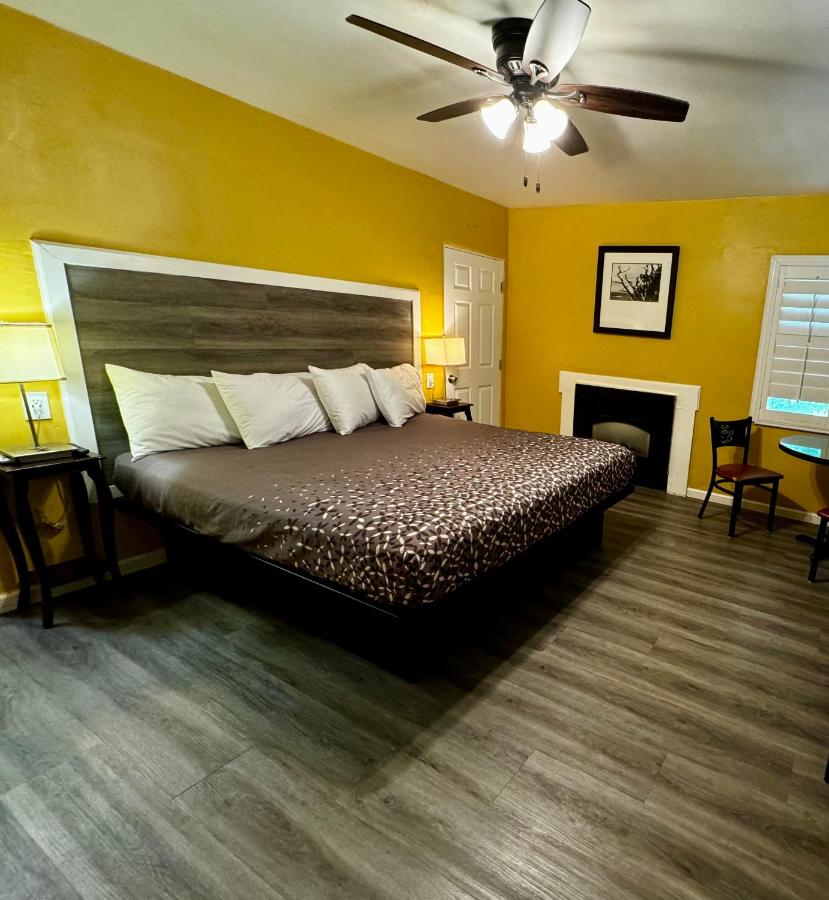 | Carmel Wayfarer Inn