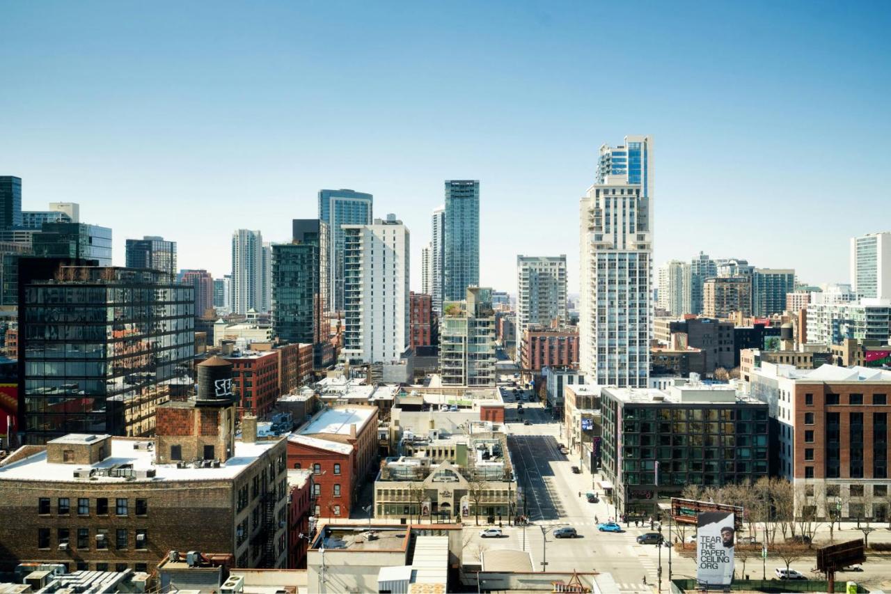 Traditional King Room with Roll-in Shower - Mobility and Hearing Accessible at Aloft by Marriott Chicago Downtown River North