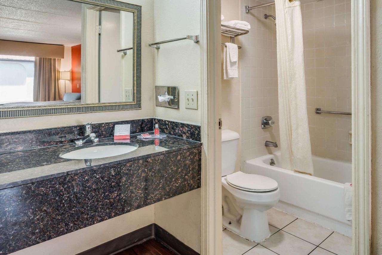 Queen Room with Two Queen Beds - Smoking at Econo Lodge Inn & Suites Griffin North