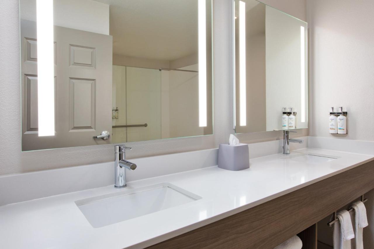 King Suite at Holiday Inn Express Fremont by IHG