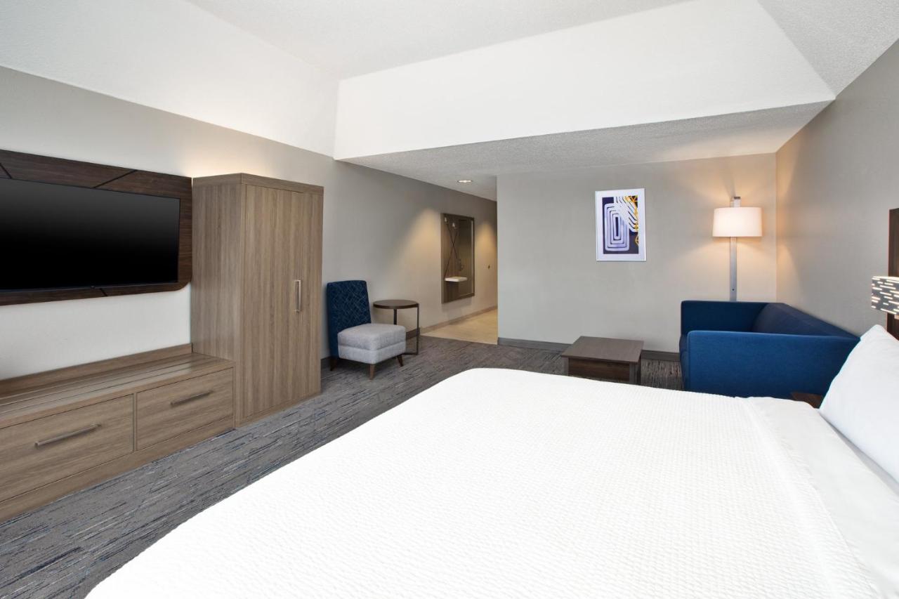 King Suite at Holiday Inn Express Fremont by IHG
