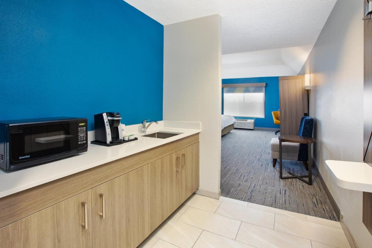 King Suite at Holiday Inn Express Fremont by IHG