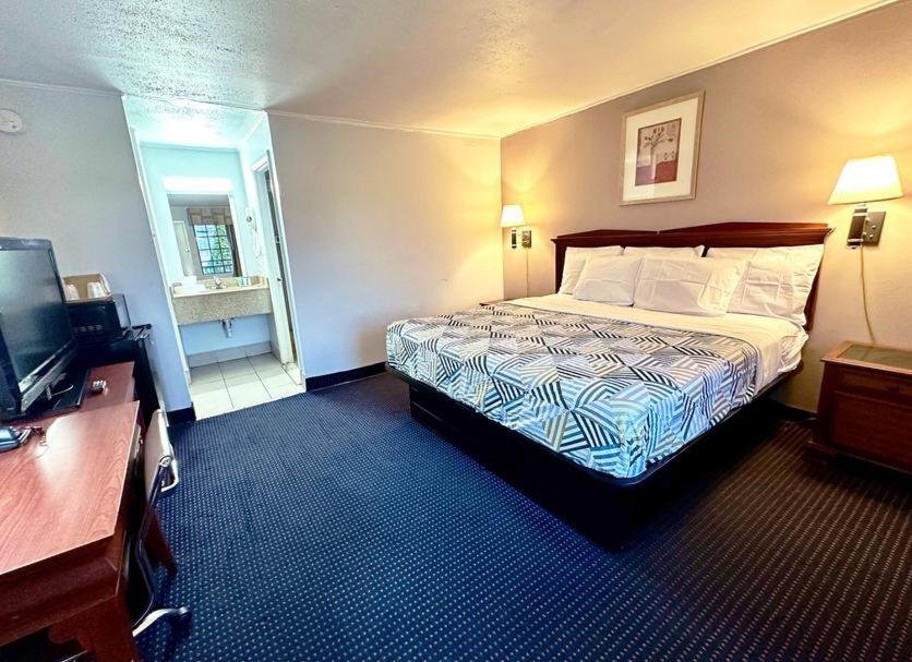 | Red Carpet Inn - Stamford