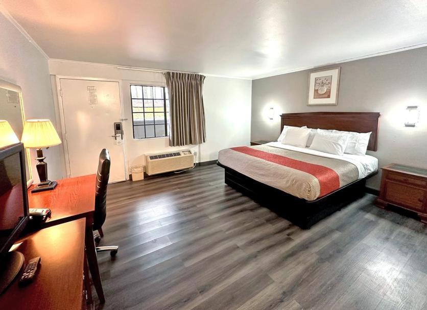 | Red Carpet Inn - Stamford