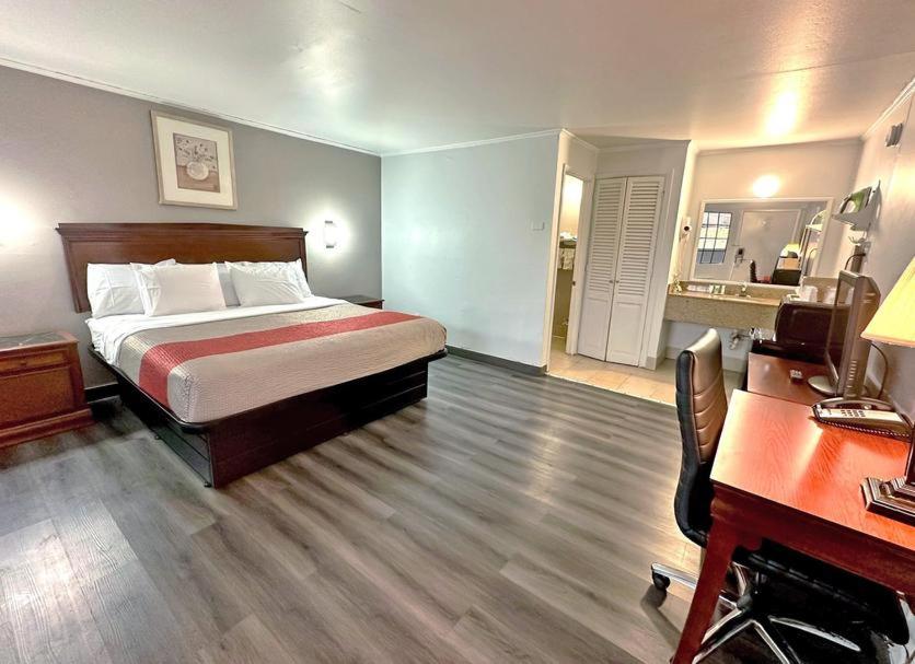 | Red Carpet Inn - Stamford