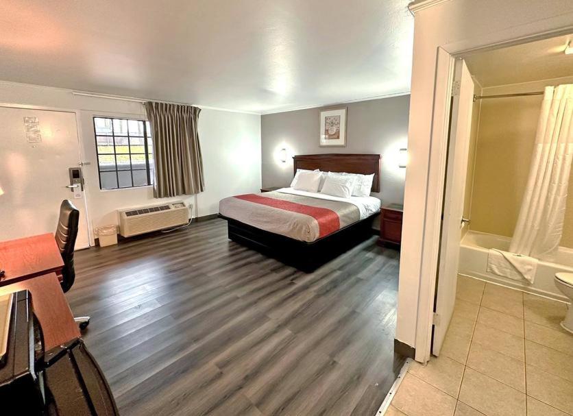 | Red Carpet Inn - Stamford