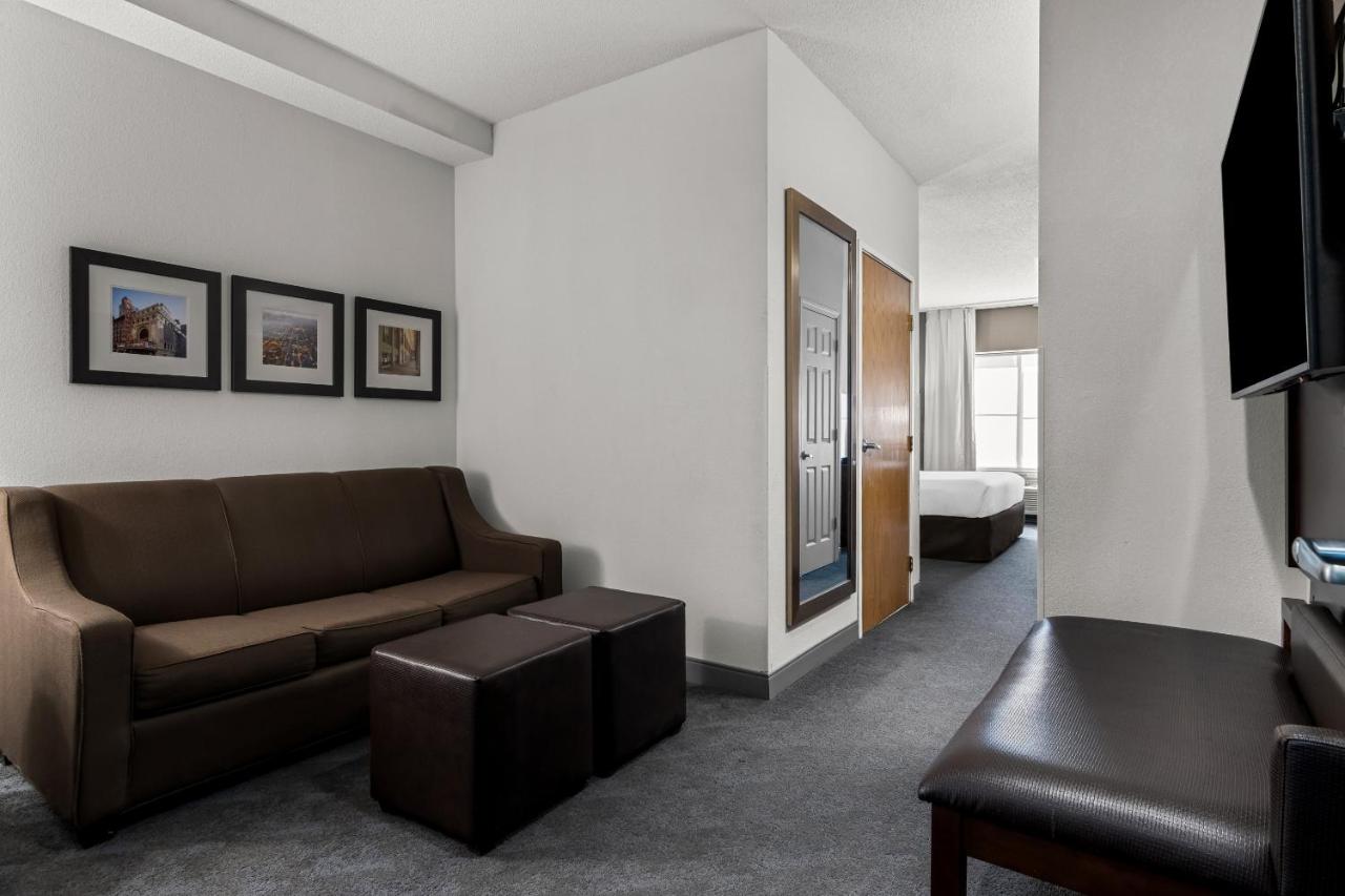 King Suite - Non-Smoking at Comfort Inn & Suites near Tinley Park Amphitheater