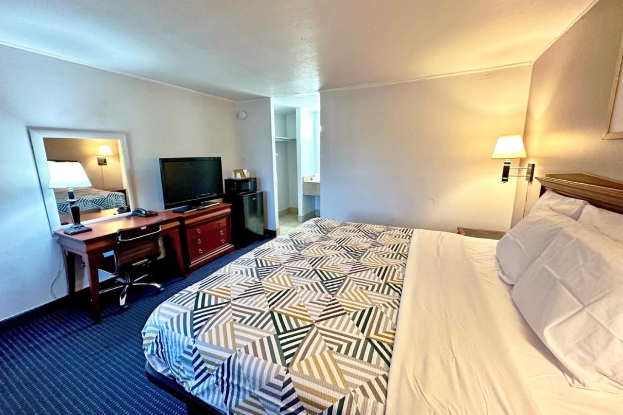 | Red Carpet Inn - Stamford