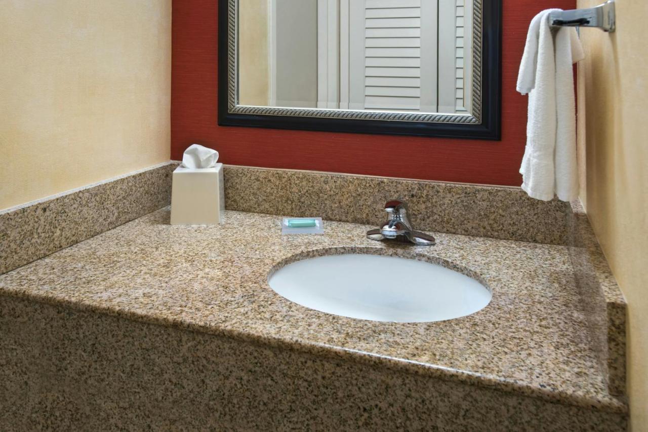 | Courtyard by Marriott Mt. Laurel