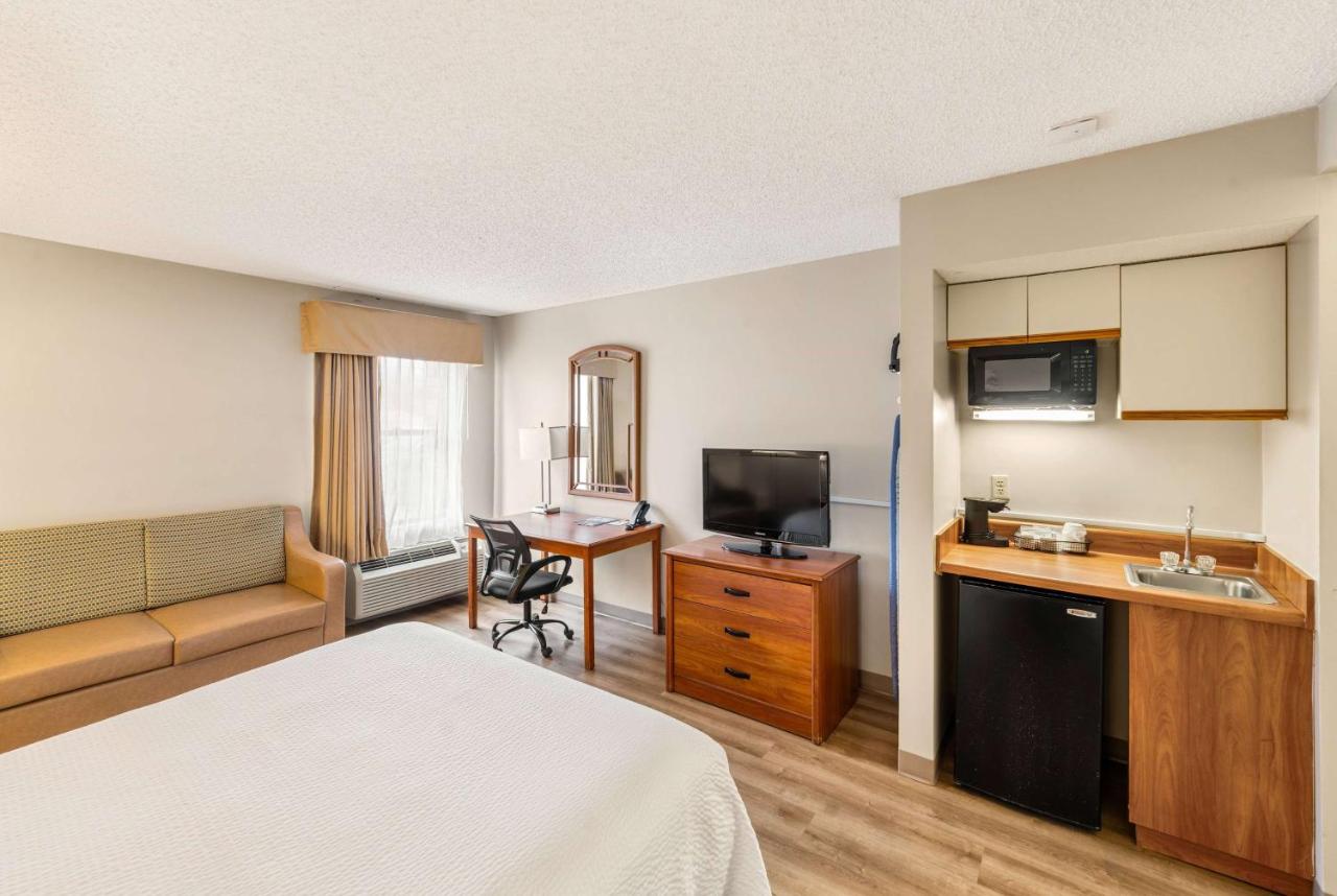Deluxe Business Queen Room - Non-Smoking at Days Inn by Wyndham Raleigh-Airport-Research Triangle Park