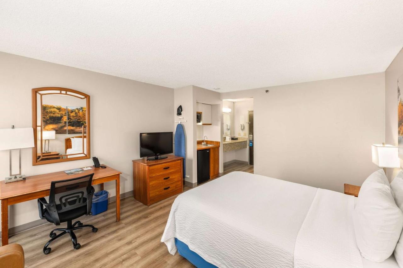 Deluxe Business Queen Room - Non-Smoking at Days Inn by Wyndham Raleigh-Airport-Research Triangle Park