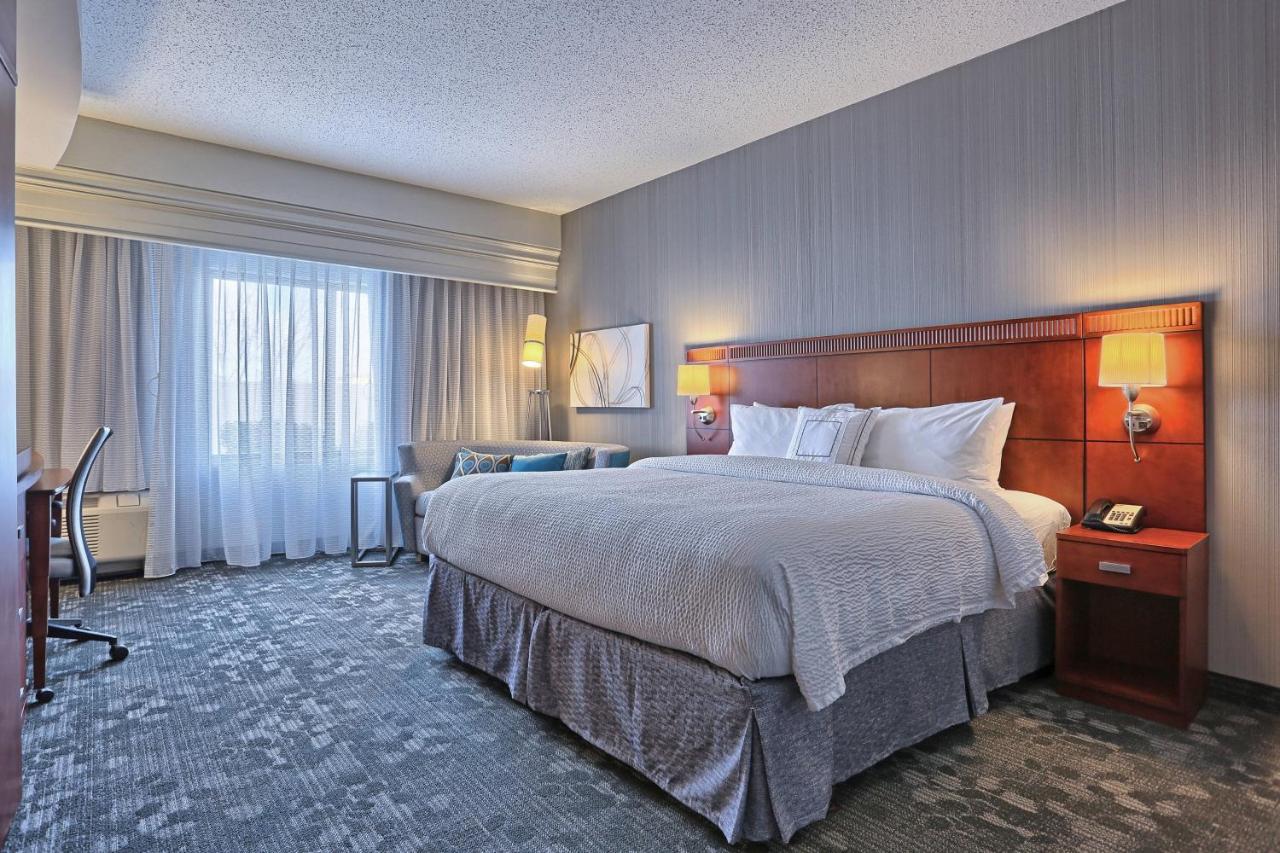 King Room with Sofa Bed at Courtyard by Marriott Harrisburg West/Mechanicsburg