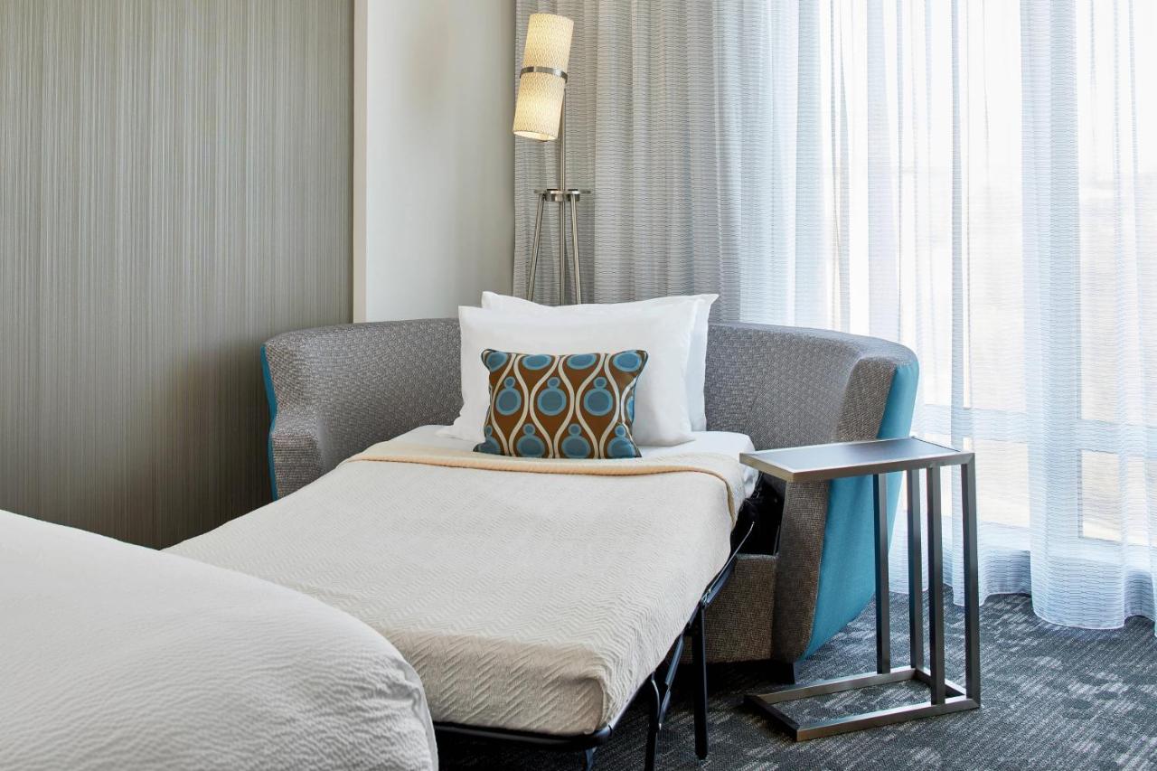 | Courtyard Baltimore Downtown/McHenry Row