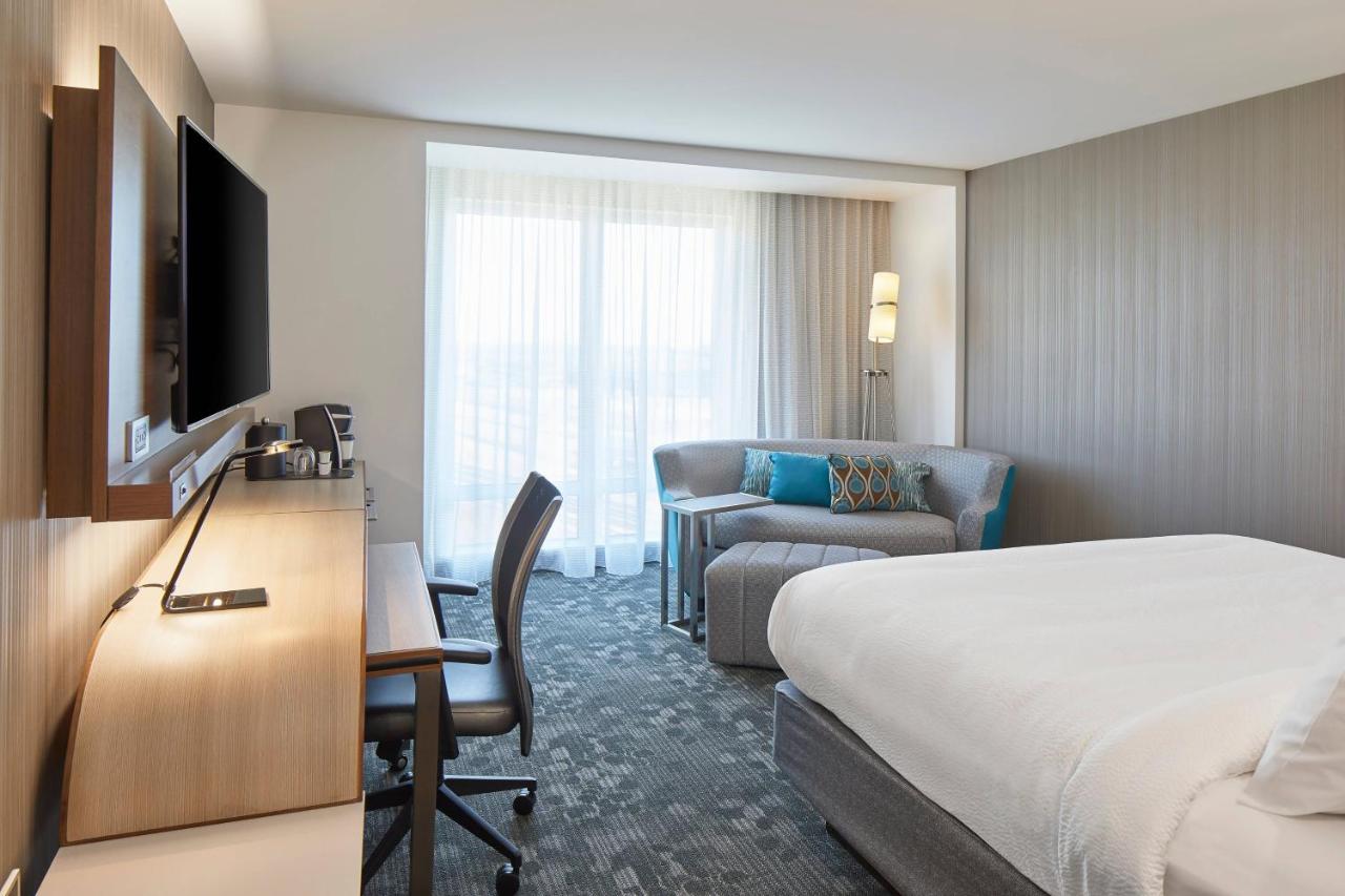 | Courtyard Baltimore Downtown/McHenry Row