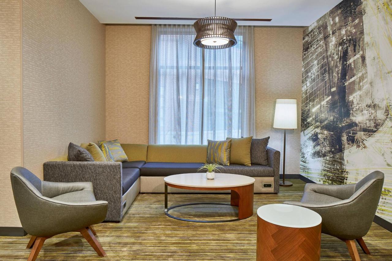 | Courtyard Baltimore Downtown/McHenry Row
