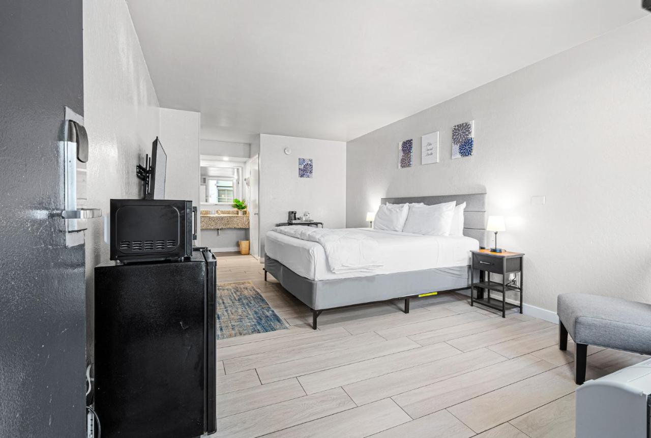 King Room - Accessible/Non-Smoking at Hotolos