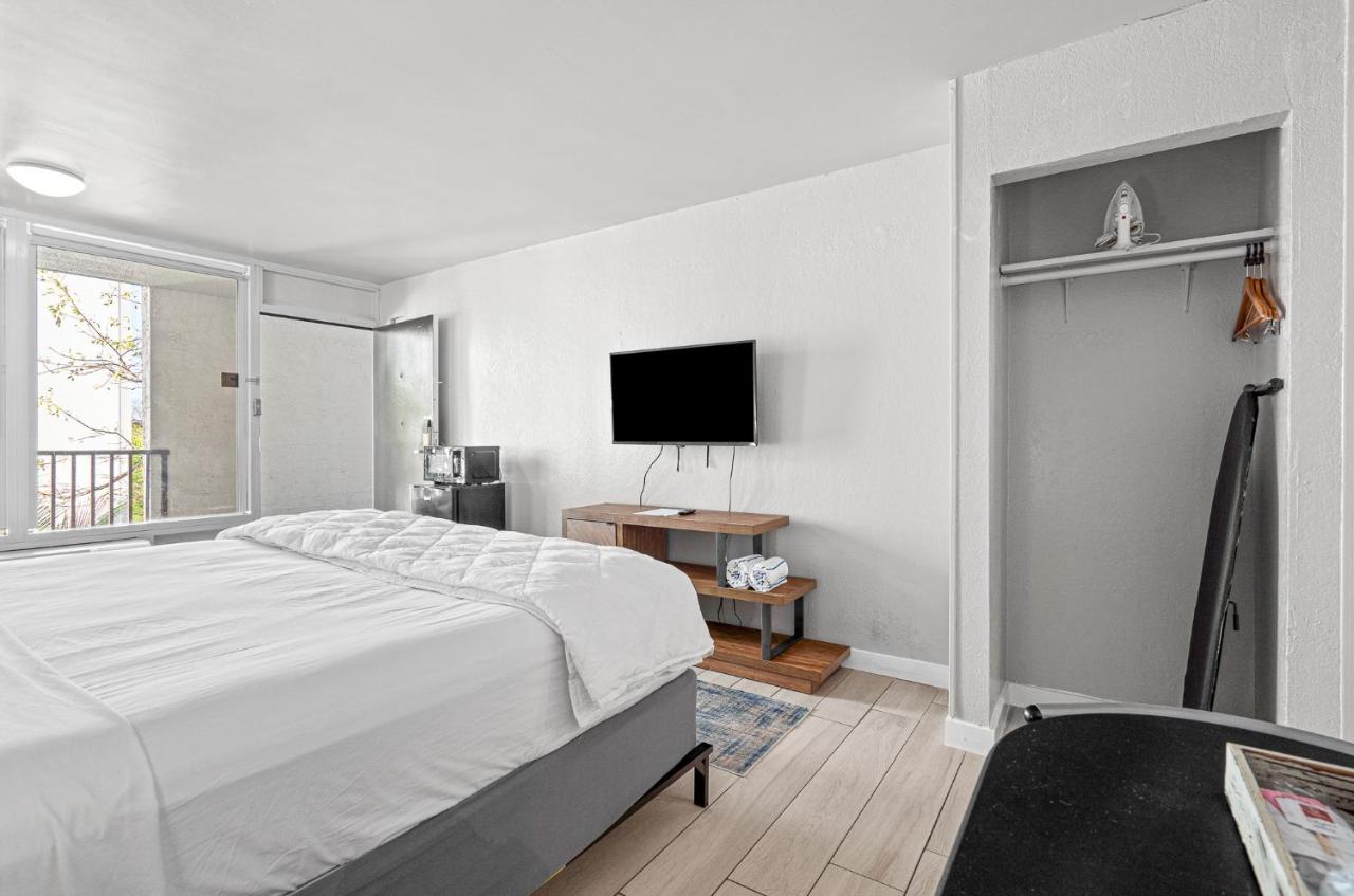King Room - Non-Smoking at Hotolos