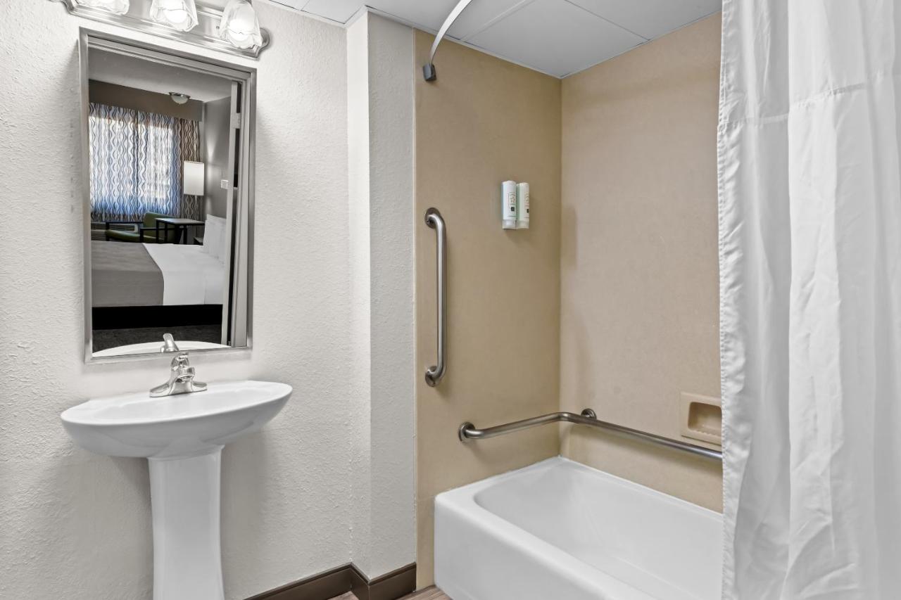 King Room - Accessible/Non-Smoking at Quality Inn And Suites Dollywood