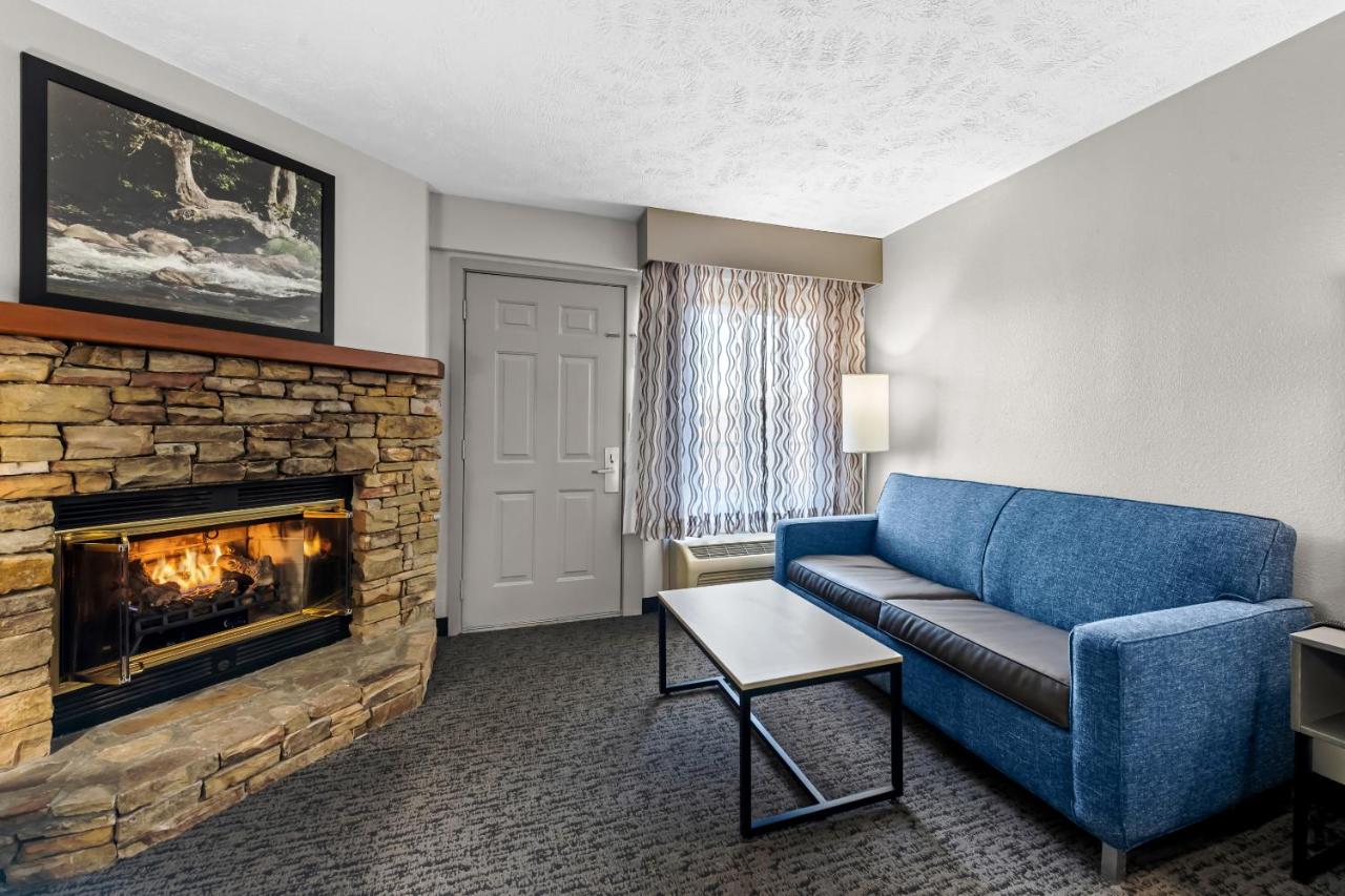King Suite - Non-Smoking at Quality Inn And Suites Dollywood