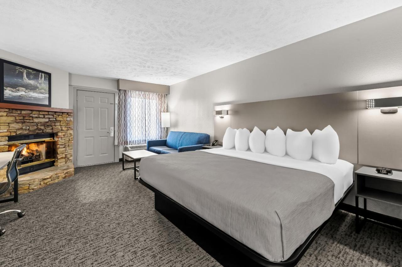 King Suite - Non-Smoking at Quality Inn And Suites Dollywood