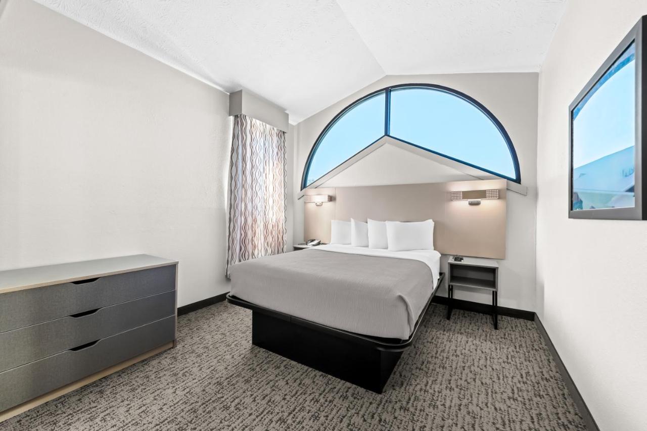 Suite with One King Bed and One Queen Bed - Non-Smoking at Quality Inn And Suites Dollywood