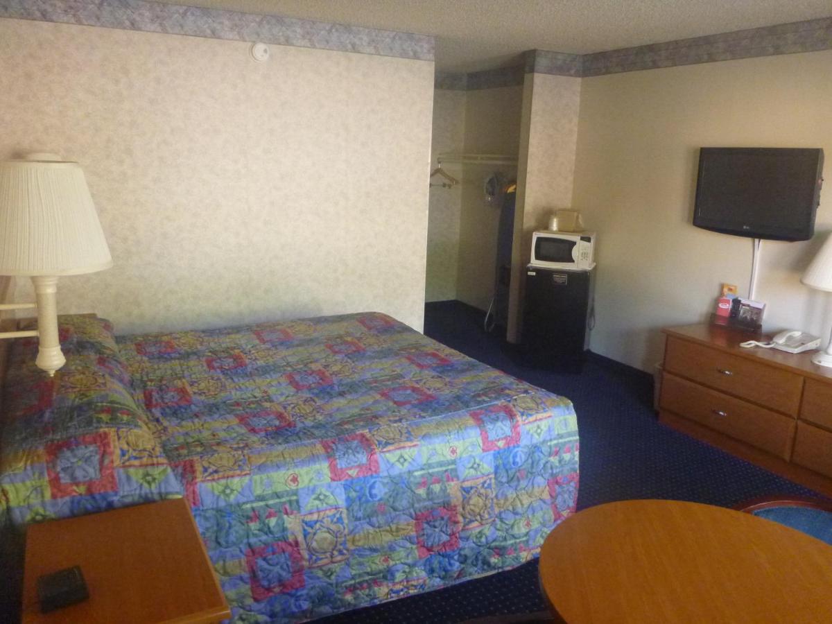 Standard Queen Room - Non-Smoking at Days Inn by Wyndham Ridgecrest near China Lake Naval Station