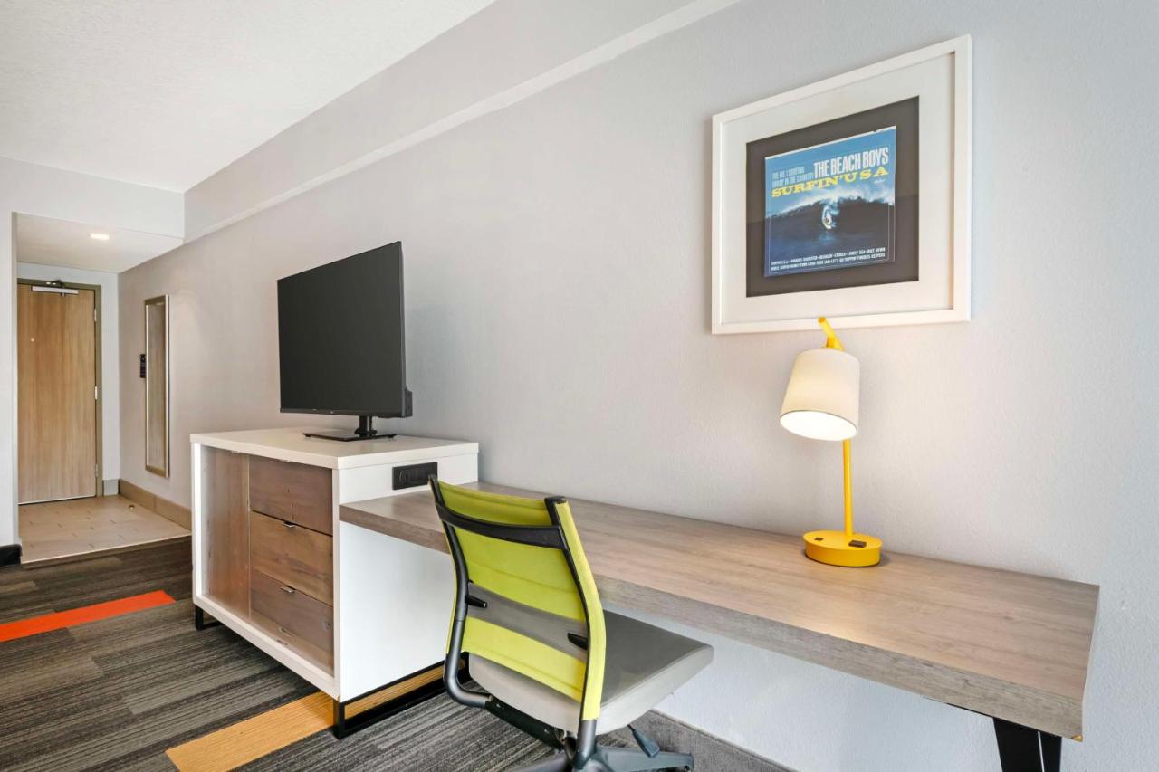 Queen Room with Two Queen Beds - City View at Best Western Oceanfront