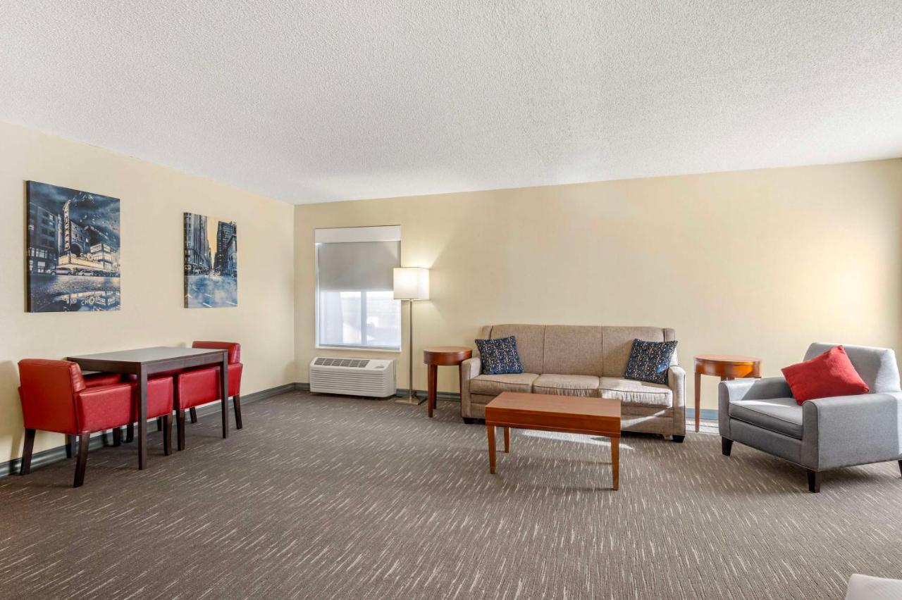 Corner King Suite with Sofa Bed at Best Western Chicago - Downers Grove