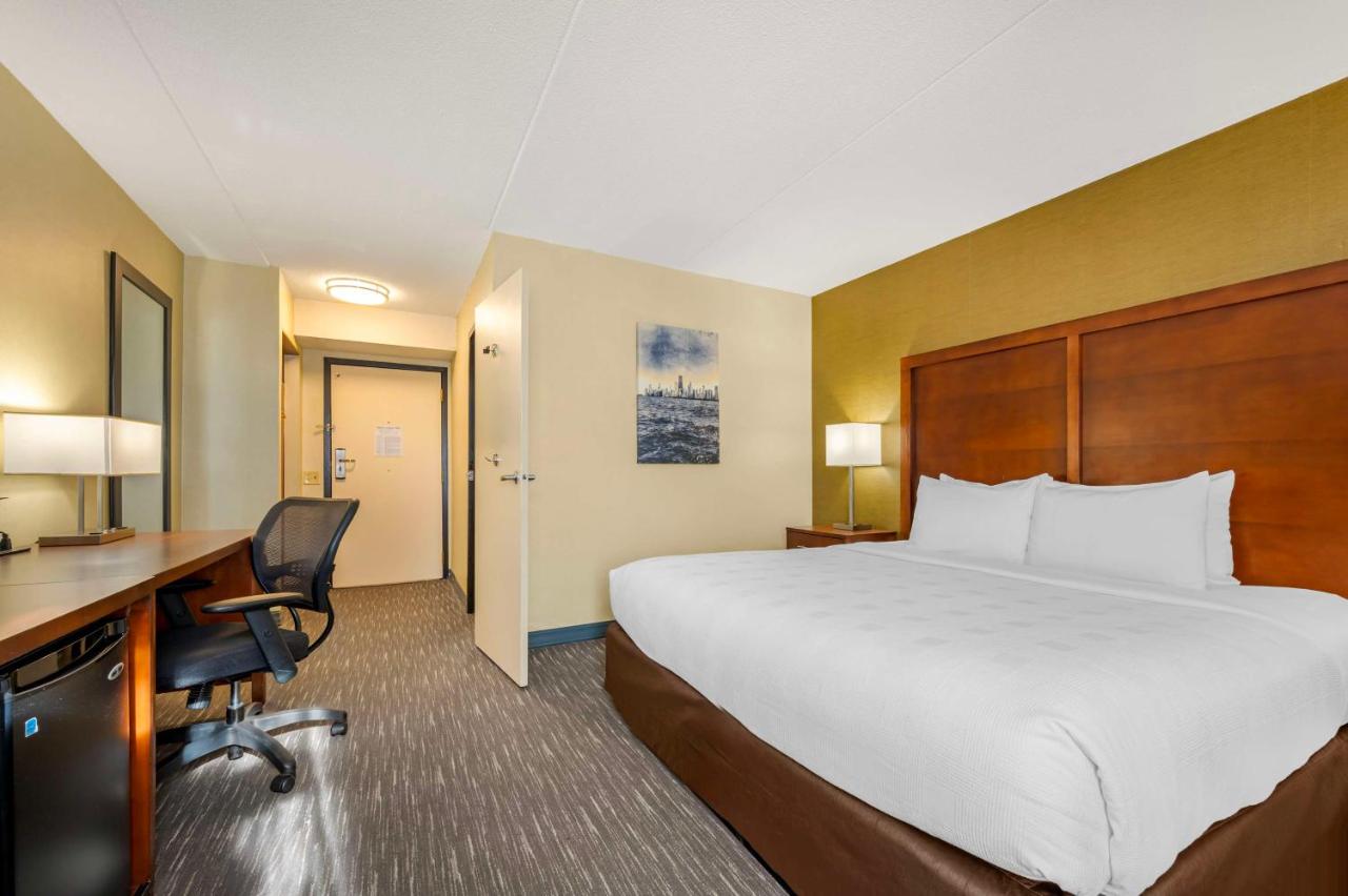 King Room with Roll-In Shower - Disability Access at Best Western Chicago - Downers Grove