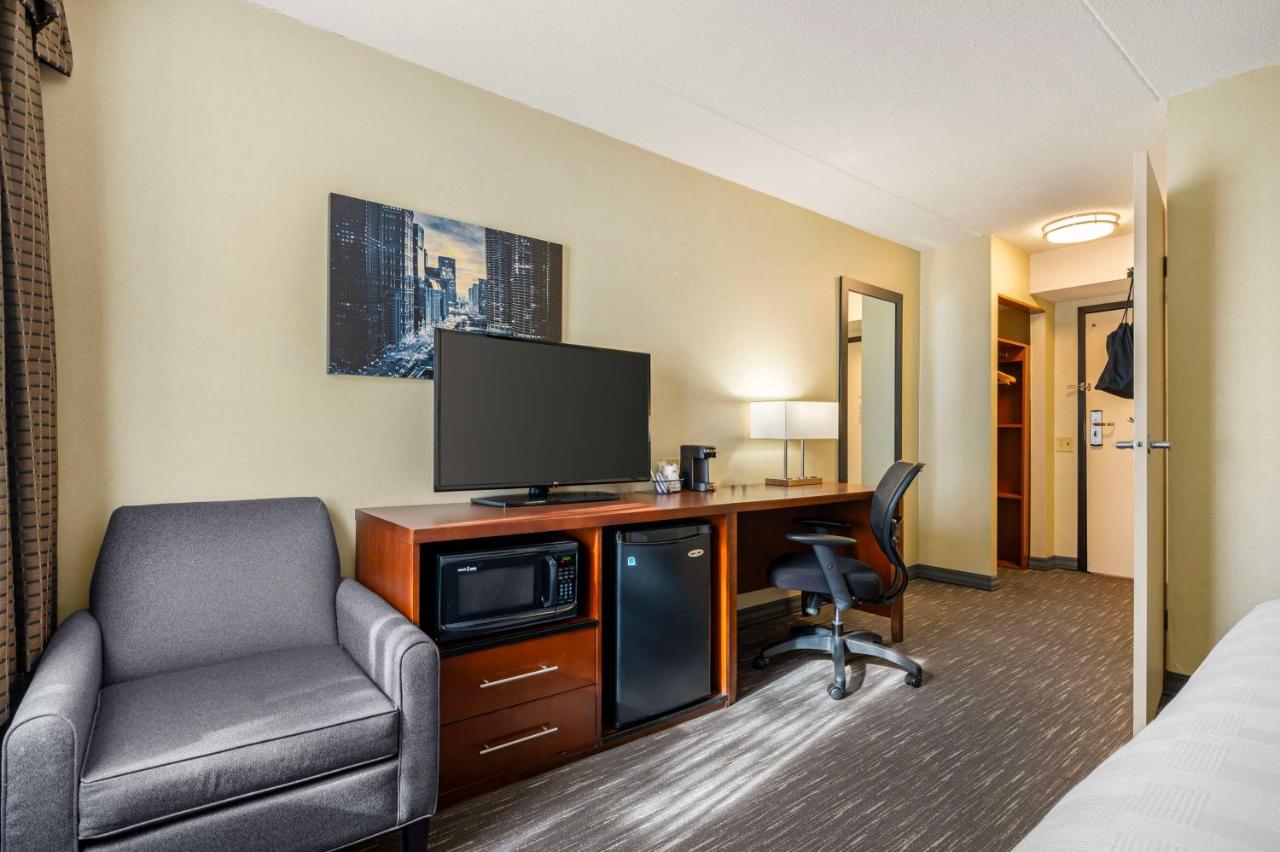 King Room with Roll-In Shower - Disability Access at Best Western Chicago - Downers Grove