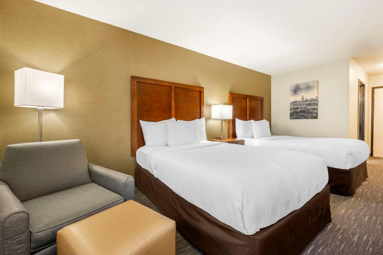 Double Room with Two Double Beds and Bath Tub - Disability Access at Best Western Chicago - Downers Grove