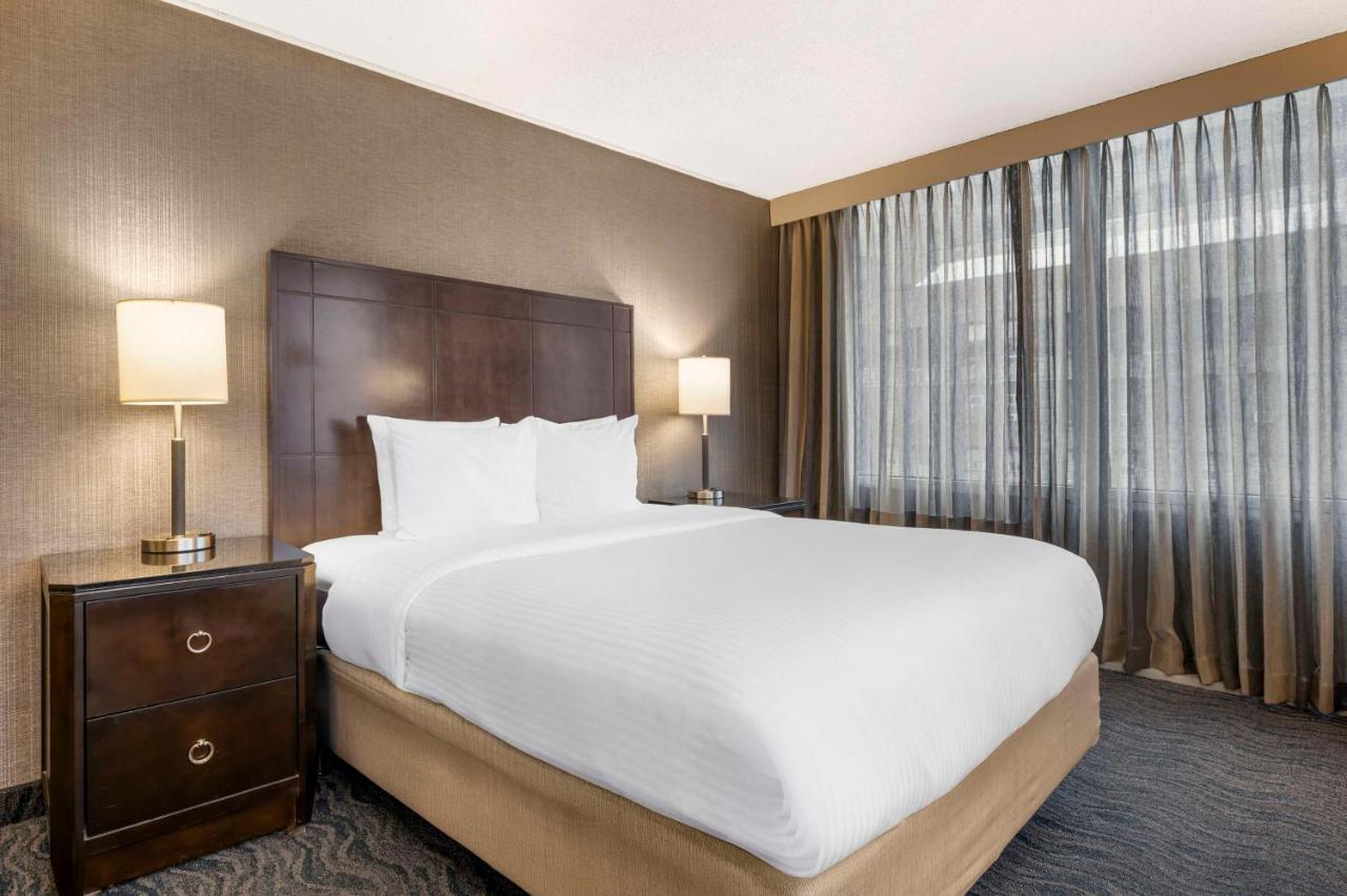 Queen Room with Lake View - Non-Smoking at Best Western Grant Park Hotel