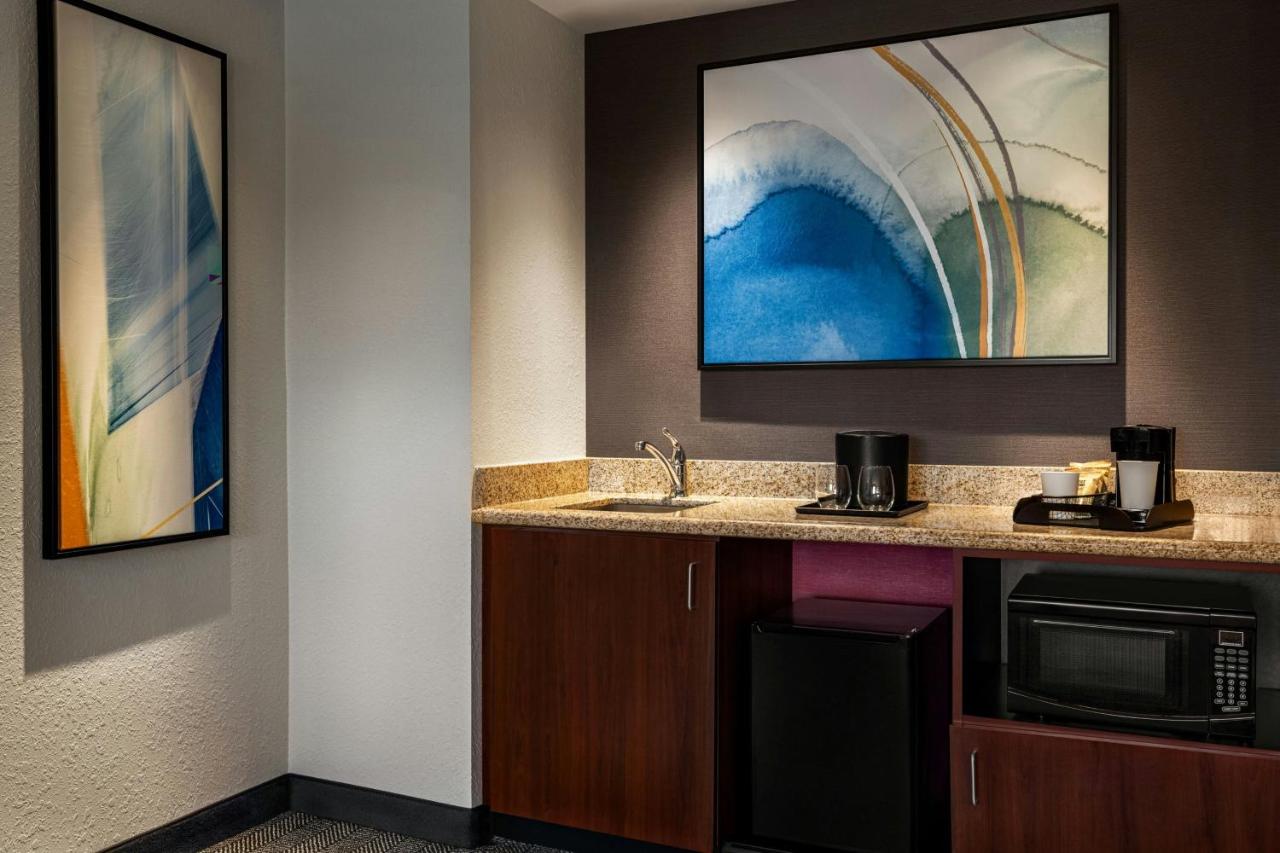 King Suite at Courtyard by Marriott Burlington Mt. Holly Westampton