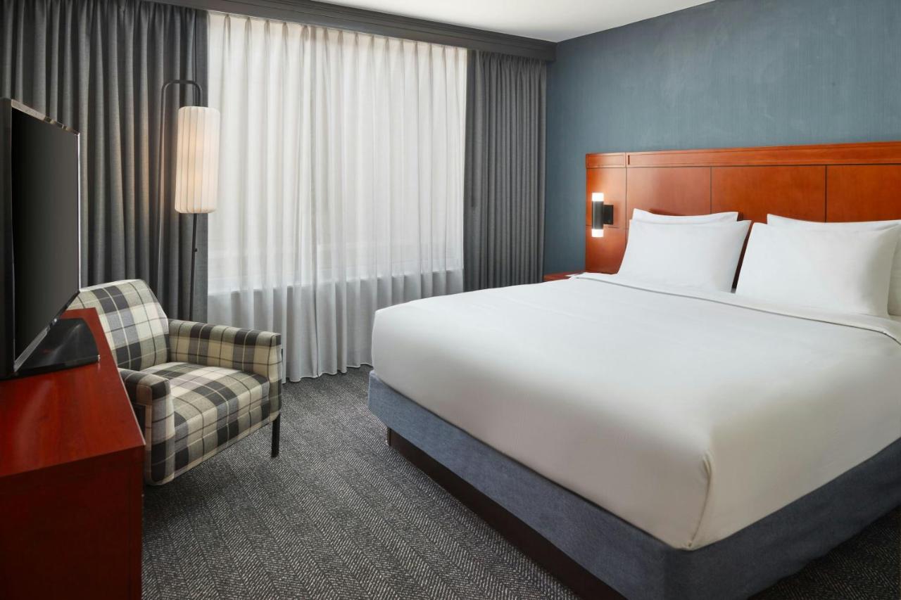 One-Bedroom King Suite at Courtyard by Marriott Washington, DC/Foggy Bottom