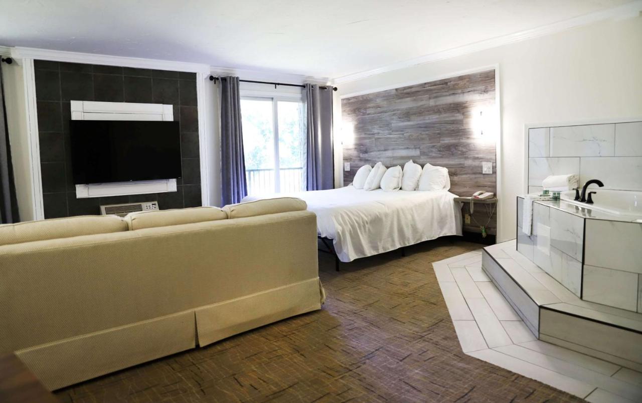Honeymoon Suite - Non-Smoking at Best Western Branson Inn And Conference Center