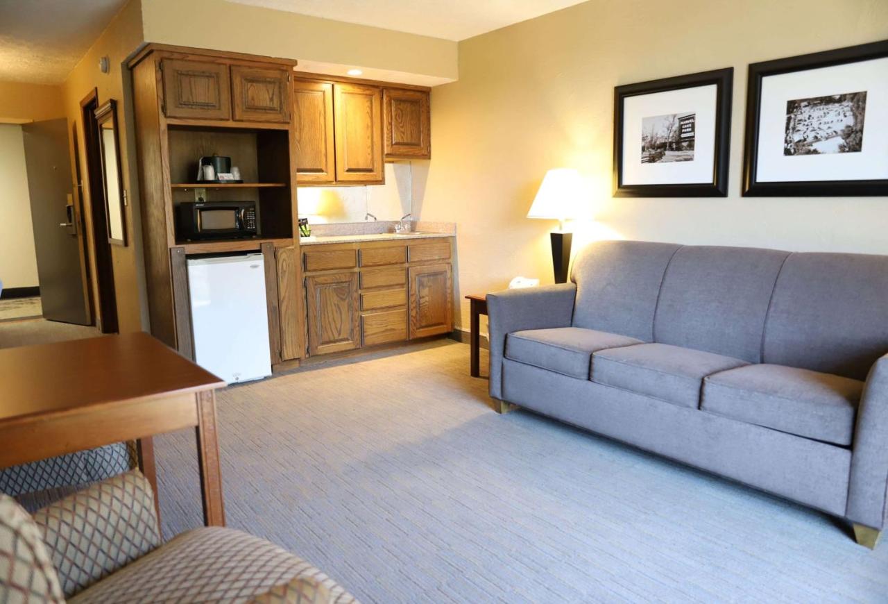 Queen Room with Two Queen Beds - Non-Smoking at Best Western Branson Inn And Conference Center