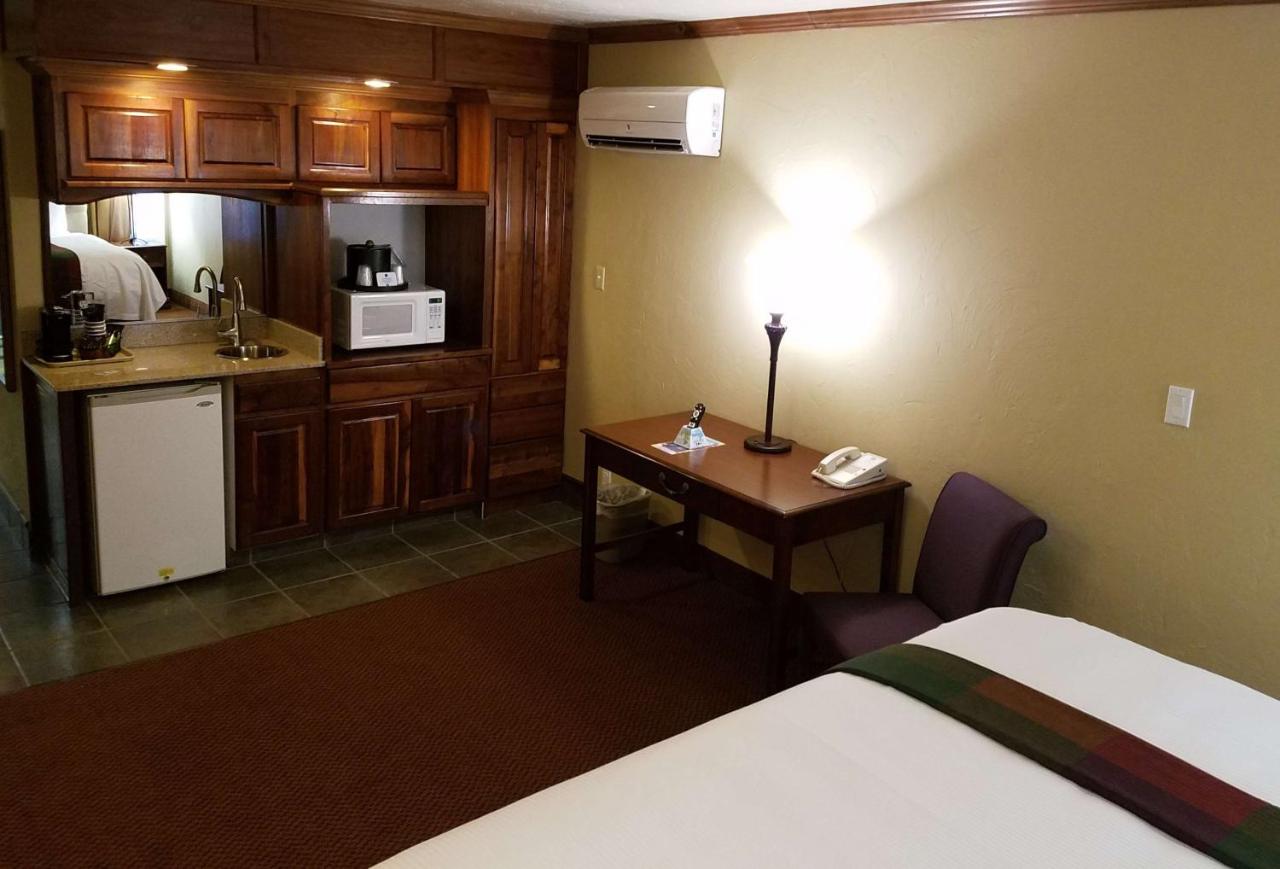 Honeymoon Suite - Non-Smoking at Best Western Branson Inn And Conference Center