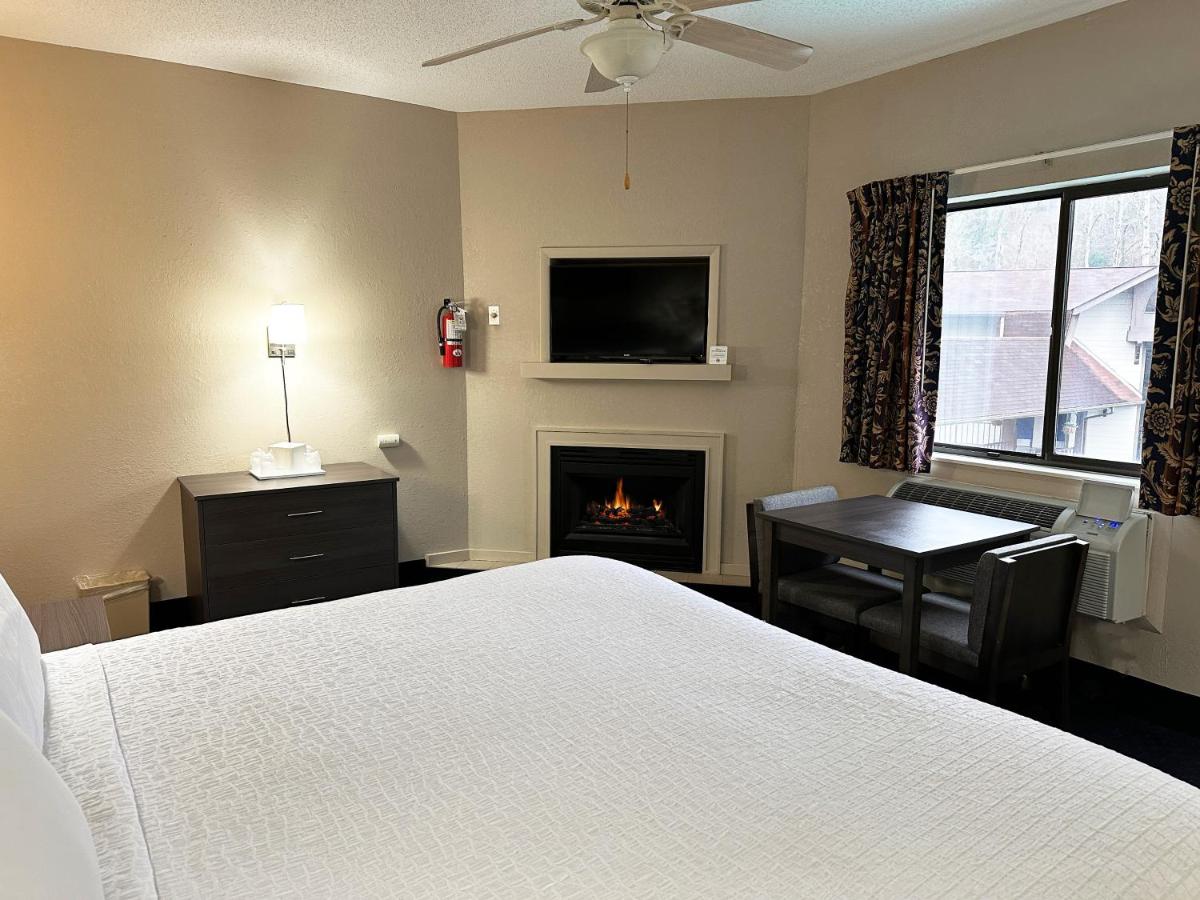 Deluxe King Room - No pets at Sidney James Mountain Lodge