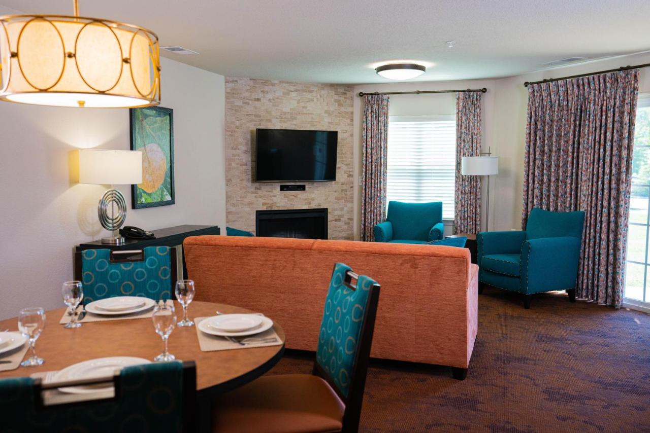 One-Bedroom Apartment at The Colonies at Williamsburg